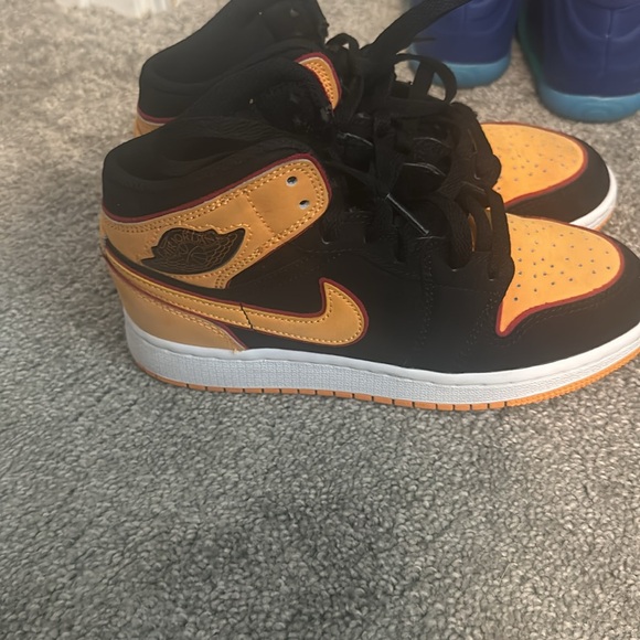 Kids Jordan size 3.5y..only worn once - Picture 2 of 3